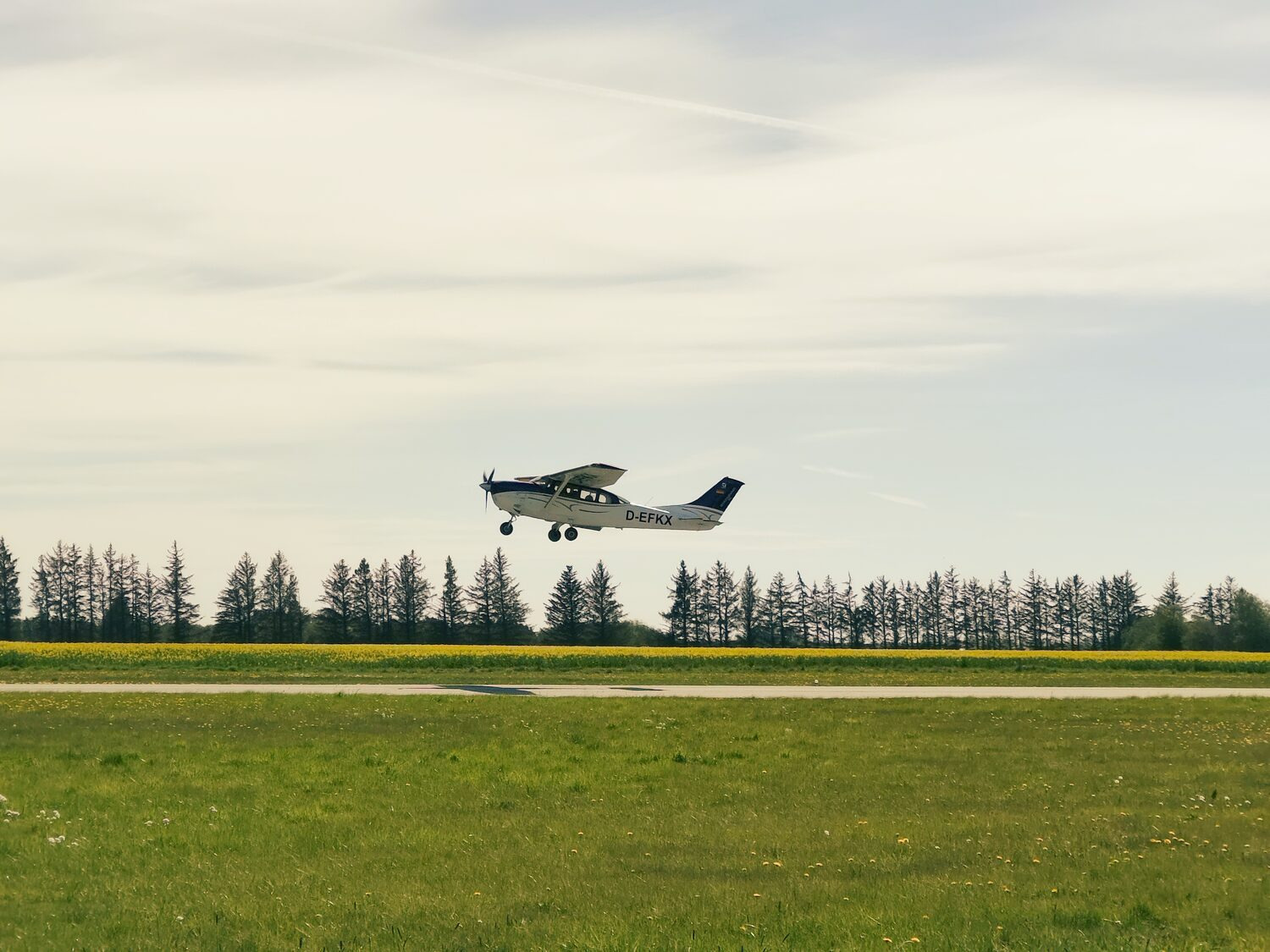 This morning, I hastily packed coffee and a sandwich and biked to CNL. This time I planted myself on the airside. It has been a busy day. First, I captured a visitor from Czechia (reg. OK-DUD22) and had a chat with its owner. Then I gawked at skydivers from the local skydiving club (and photographed their Cessna TU206G Turbo Stationair reg. D-EFKX). Later, I photographed a Tecnam P2002JF Sierra (reg. OY-MJE) making a flying visit (hah!), and I ended my day with a handful of photos of a Piper Cherokee Warrior (reg. OY-BLO).