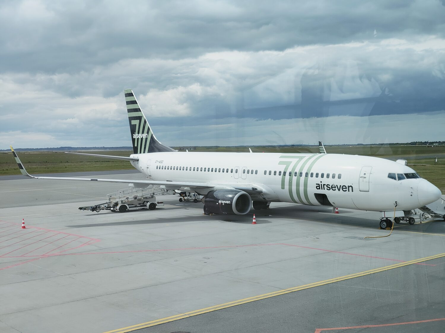 I spent this Monday in AAL, photographing airplanes. I enjoyed it very much. (Sorry about the reflections in the attached snapshot).