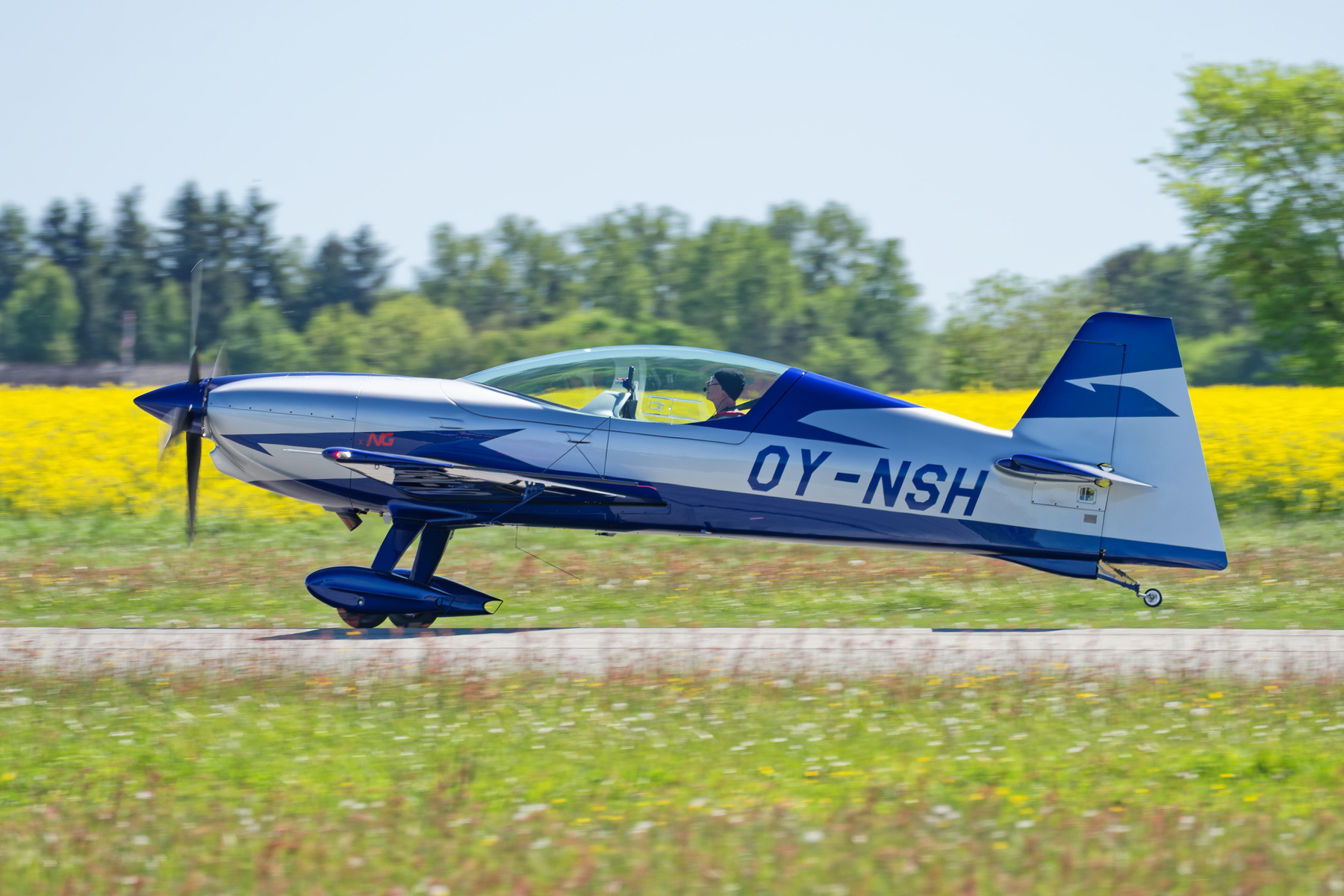 Aerobatic monoplane Extra NG — this is one of the most beautiful airplanes I've ever photographed. I had a chat with its friendly owner today, and I hope I'll have an opportunity to capture it again. Luckily, he is based at CNL, so 🤞