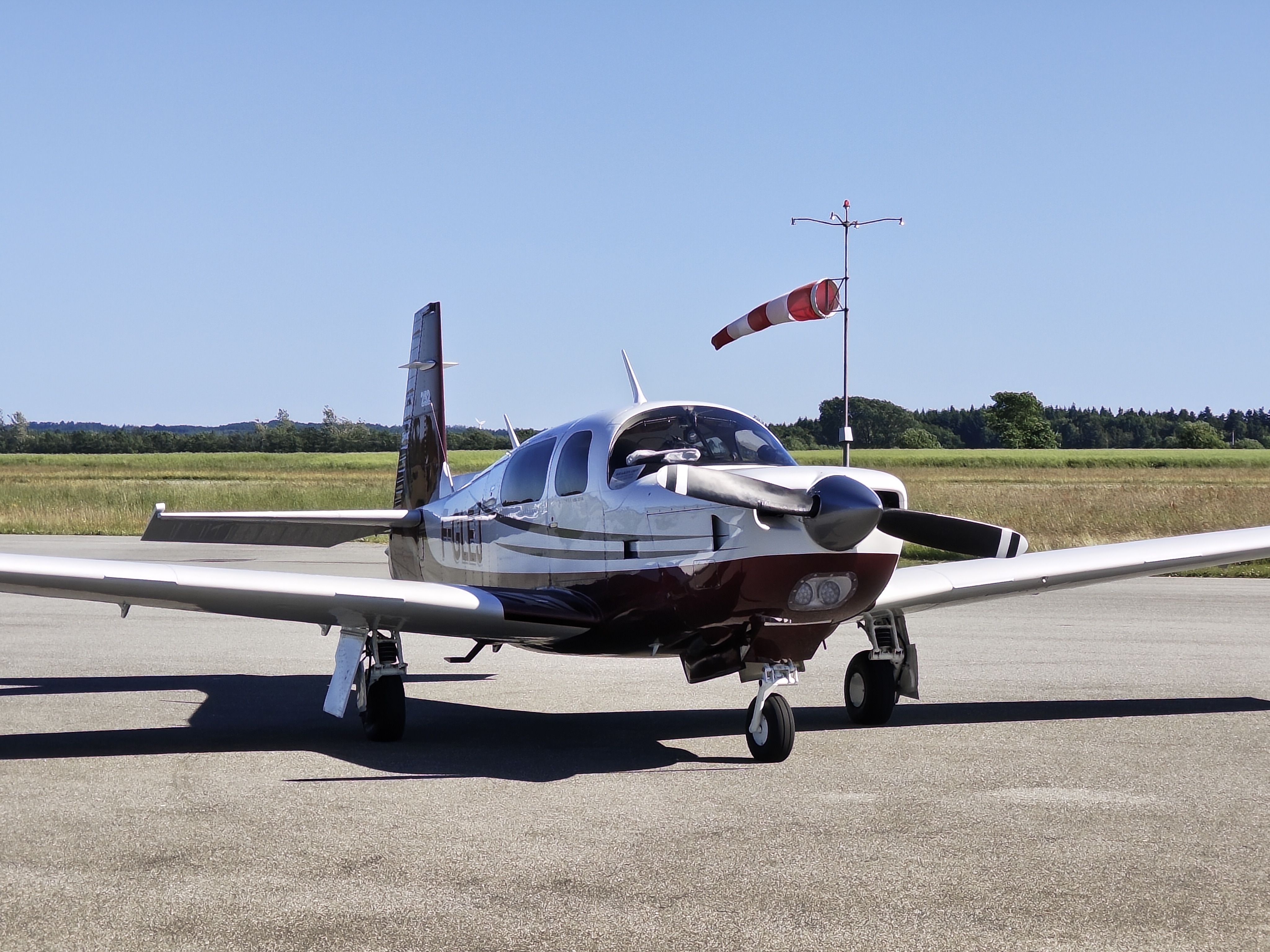 What a day! Plenty of airplanes, and plenty of opportunities to chat. The highlight of the day was undoubtedly a Mooney 252 TSE (reg. F-GLEJ) that made its way to ESKN all the way from Iceland. It was great to chat with its two super-friendly pilots and hear their stories.