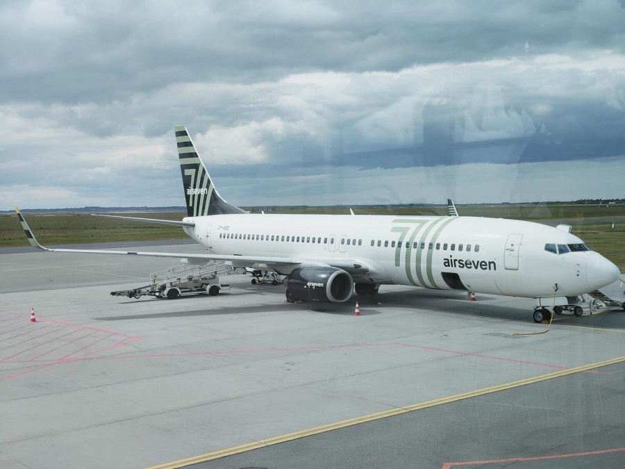I spent this Monday in AAL, photographing airplanes. I enjoyed it very much. (Sorry about the reflections in the snapshot above).