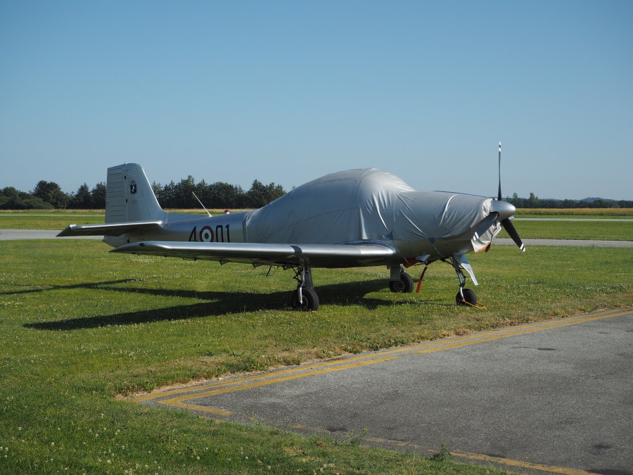 I biked yesterday in suffocating heat to capture this Focke-Wulf-Piaggio P149D (reg. D-EHJK), only to discover, to my utter dismay, that it had a cover on.

(╯°□°）╯